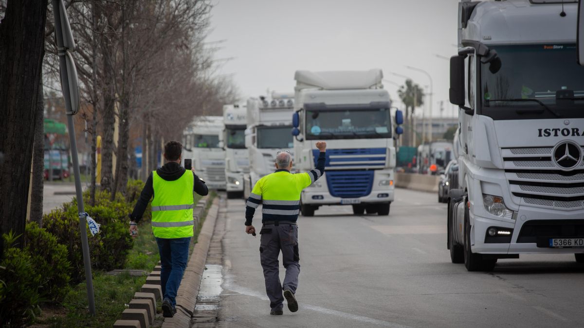 Un transportista levanta el brazo en el octavo día de paro indefinido del sector del transporte, a 21 de marzo de 2022, en Barcelona, Cataluña (España).