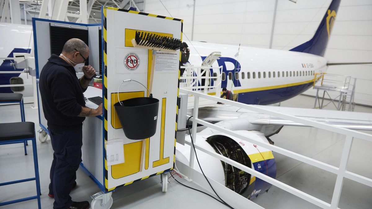 Archivo - Un trabajador realiza labores de mantenimiento de aeronaves en el hangar de Ryanair en Sevilla, en una foto de archivo.