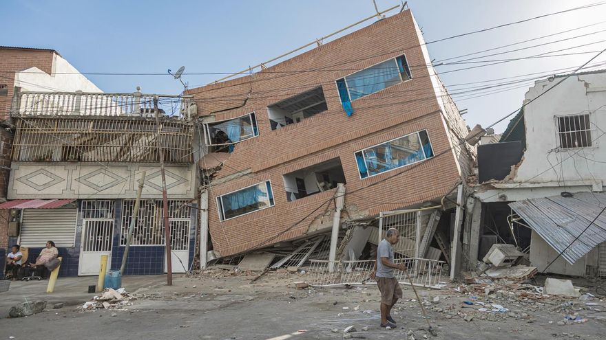 Un hombre camina frente a edificaciones destruidas por los terremotos, este domingo, en Catia La Mar (Venezuela).