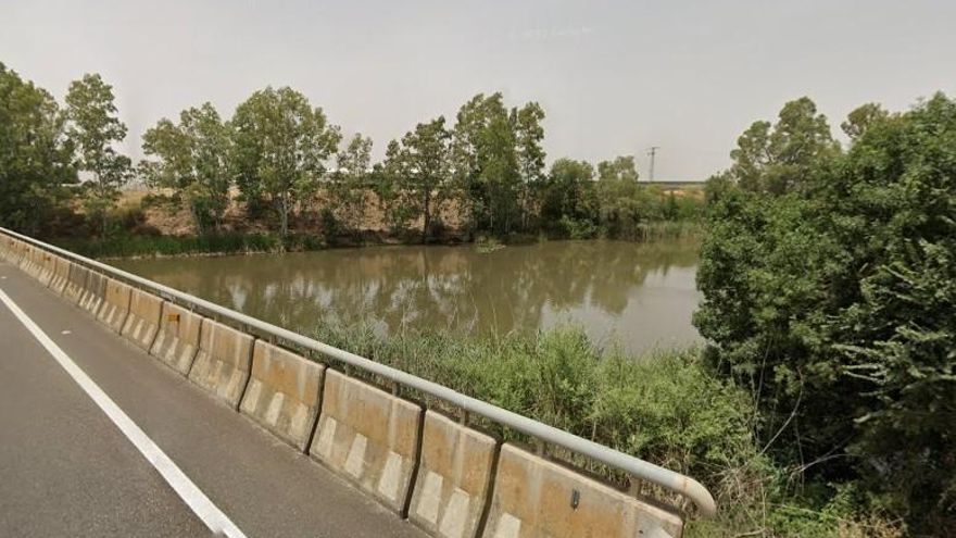Dos guardias civiles se tiran al río Ruecas para salvar a un menor arrastrado por la corriente