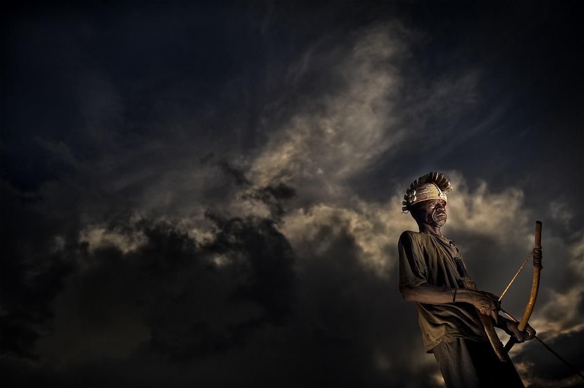 Somba. The last tribe. Un guerrero Tambermá se prepara para la caza. En Togo, en el interior de este precioso y desconocido país, existe un valle encantado en donde el tiempo se detuvo siglos atrás. En las montañas de Atakora. El hogar de la tribu de los Tambermá. Frontera Togo-Benín 30/10/2015.| FOTO: ANTONIO ARAGÓN RENUNCIO