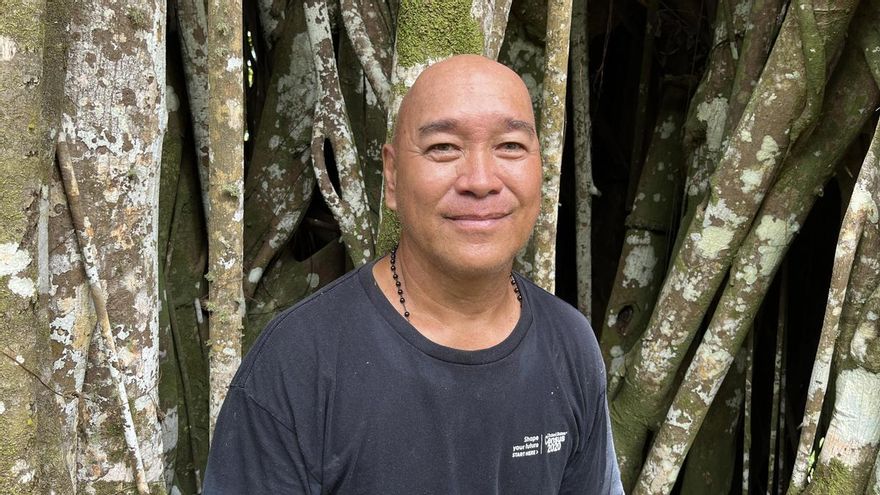 James Manglona, el guardián de los últimos ‘árboles de fuego’ del Pacífico