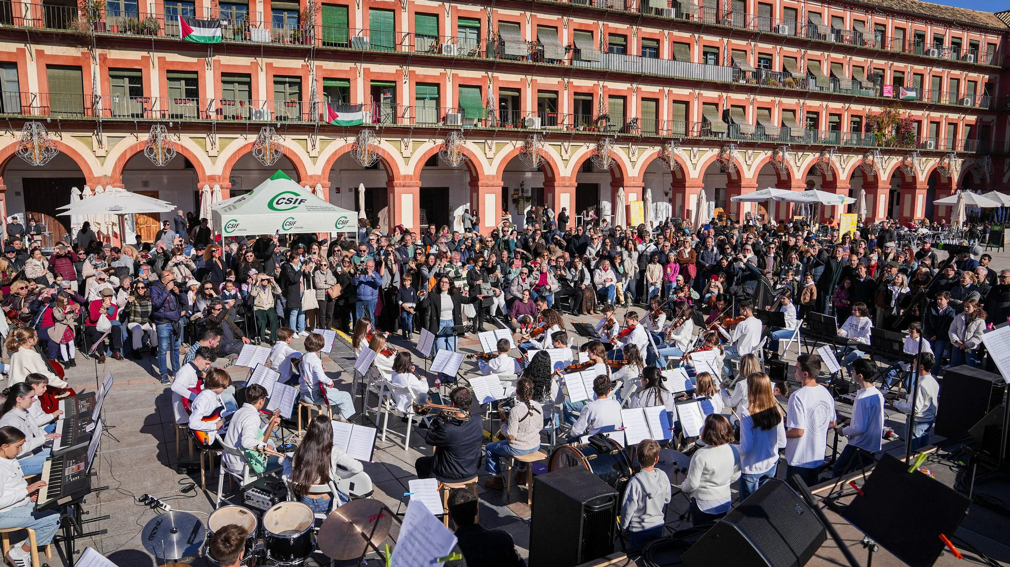 Concierto en La Corredera de la plataforma por un auditorio.
