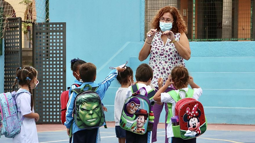 Una maestra, con sus alumnos en el CEIP León y Castillo de La Isleta en el primer día de clases