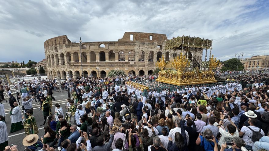 Tres cofradías españolas deslumbran en Roma con una inédita procesión junto al Coliseo