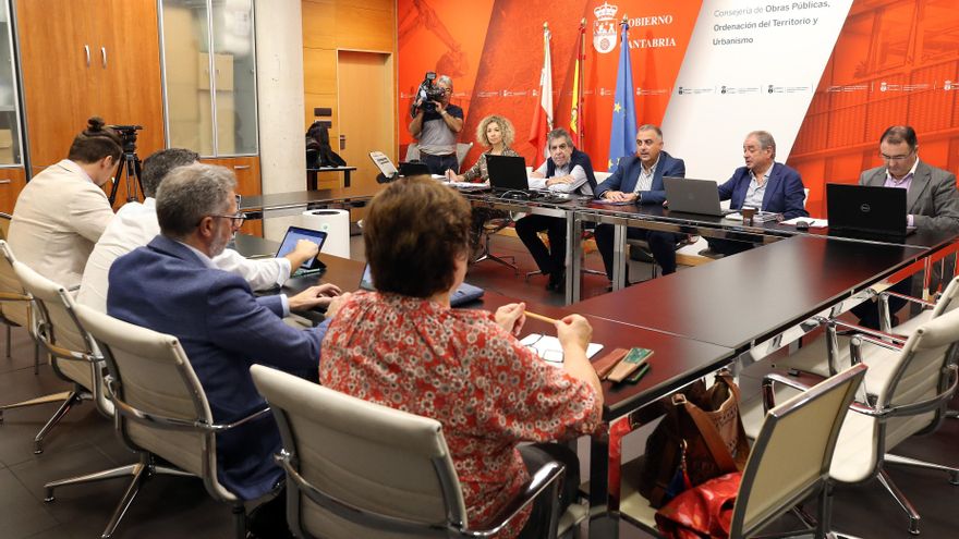 El consejero de Fomento, Ordenación del Territorio y Medio Ambiente, Roberto Media, preside la Comisión Permanente de la CROTU