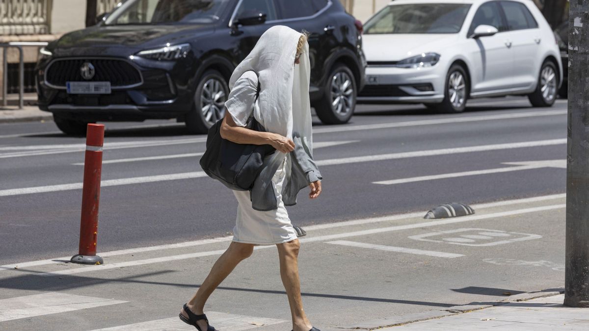 Una mujer se protege del sol en Murcia