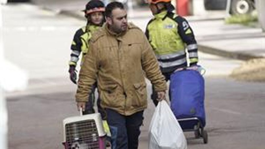 Los 49 vecinos desalojados en Mieres por la explosión de gas regresan a sus casas de forma escalonada