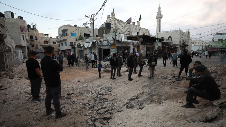 Palestinos inspeccionan una zona dañada dentro del campo de refugiados de Yenin tras una incursión israelí el 9 de noviembre de 2023