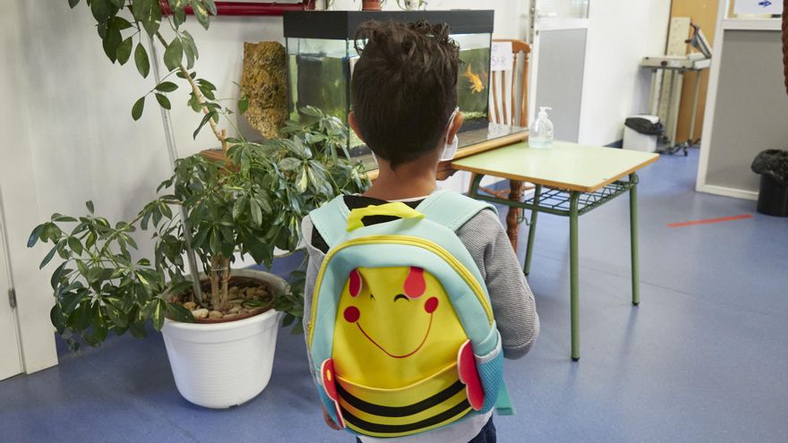 Archivo - Un niño entra en clase el Colegio Público Víctor Pradera en el primer día de colegio del curso escolar 2020-2021en Pamplona, Navarra (España), a 4 de septiembre de 2020