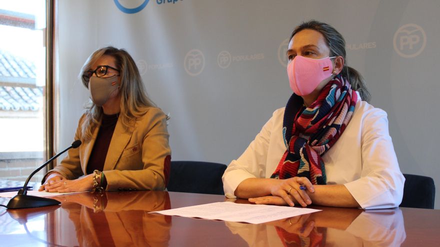 De izquierda a derecha, Lola Merino y Ana Guarinos, en rueda de prensa
