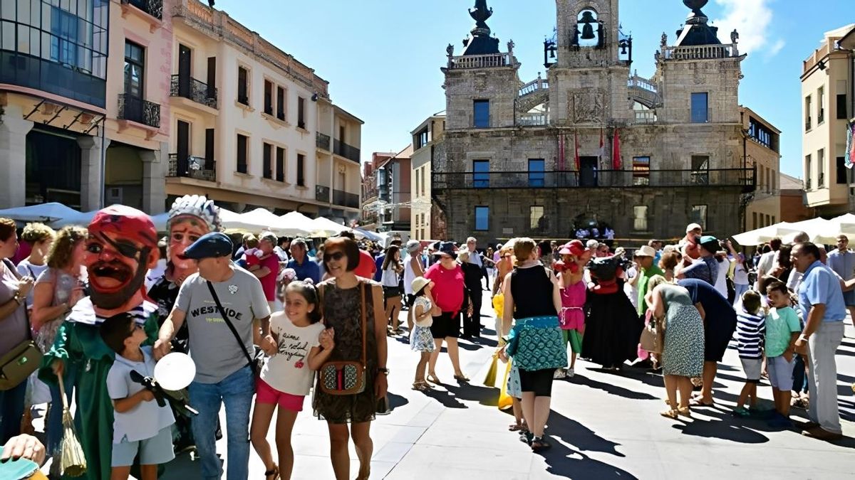Ambientazo festivo por Santa Marta ante el Consistorio de Astorga.