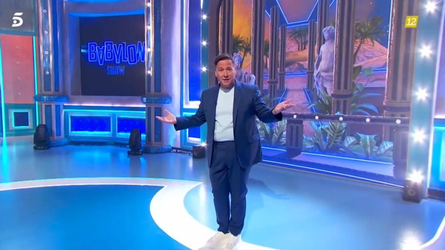 Carlos Latre pone nombre a su primer invitado en 'Babylon Show' y muestra por primera vez su plató en Telecinco
