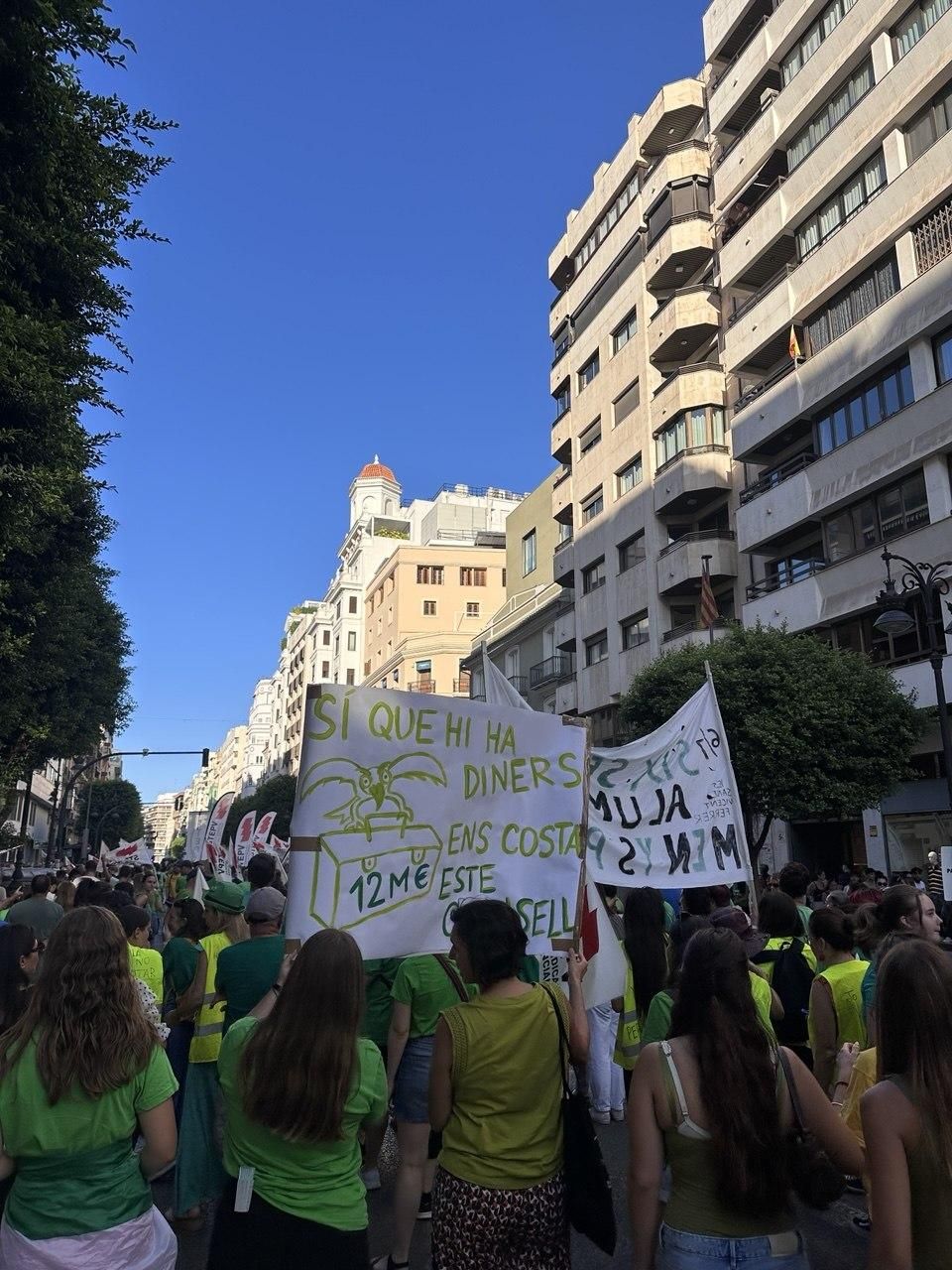 Una pancarta que reivindica más inversión para la educación pública.