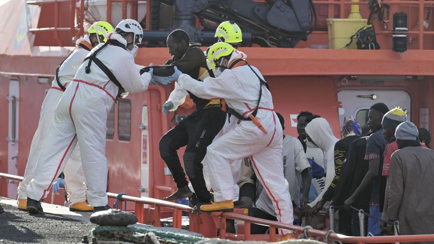 Salvamento rescata a 66 migrantes de un cayuco a 83 kilómetros al sureste de El Hierro