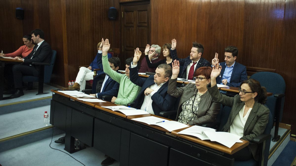 La bancada socialista, en primer término. Los dos ediles de Cs, al fondo de la imagen. | J.G. SASTRE