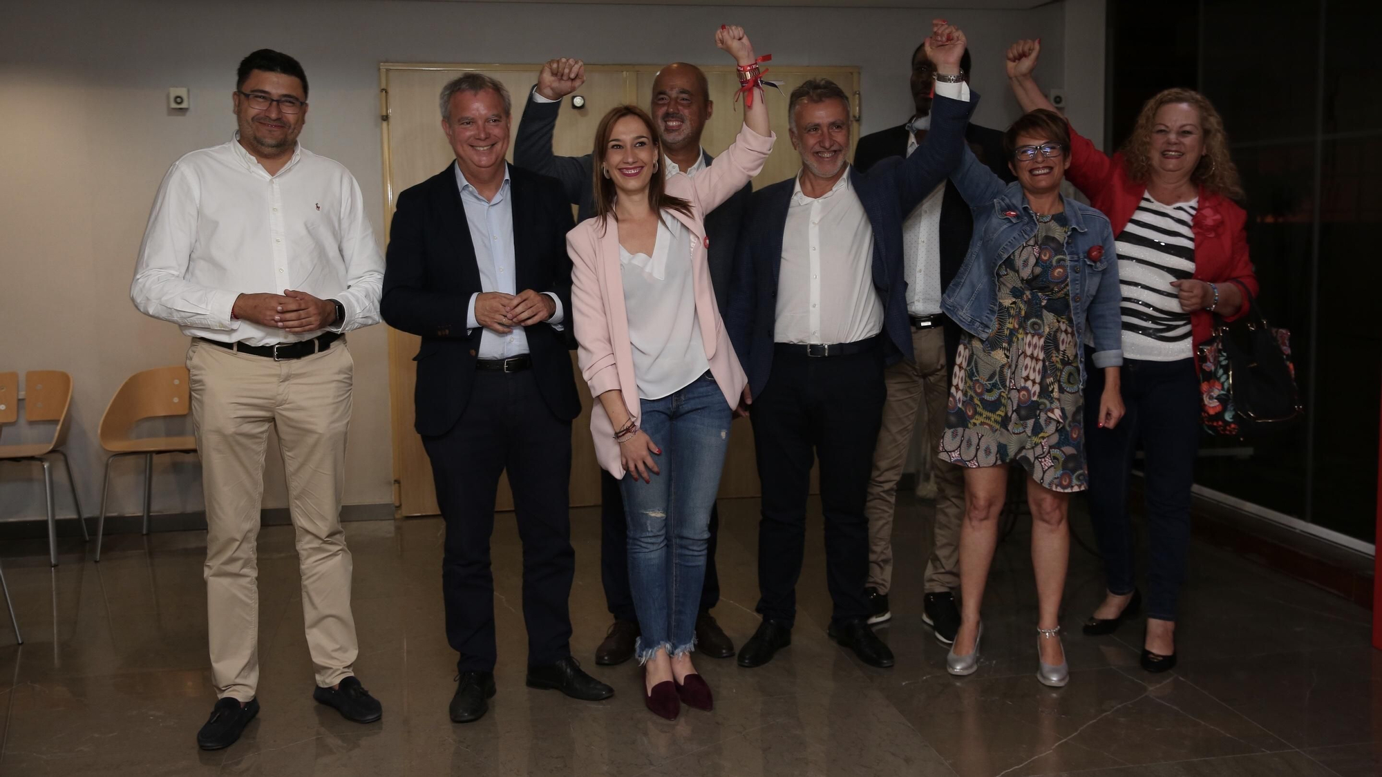 Elena Máñez y Ángel Víctor Torres junto a otros candidatos socialistas. (Alejandro Ramos).