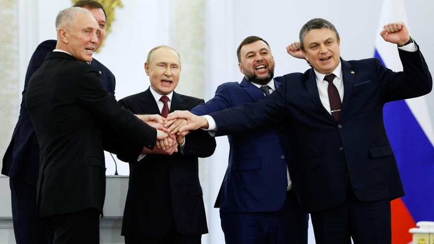 El presidente ruso, Vladímir Putin, con los líderes de las cuatro regiones prorrusas de Ucrania incorporadas por el Kremlin el pasado 30 de septiembre. EFE/EPA/DMITRY ASTAKHOV / SPUTNIK / KREMLIN POOL MANDATORY CREDIT[MANDATORY CREDIT]