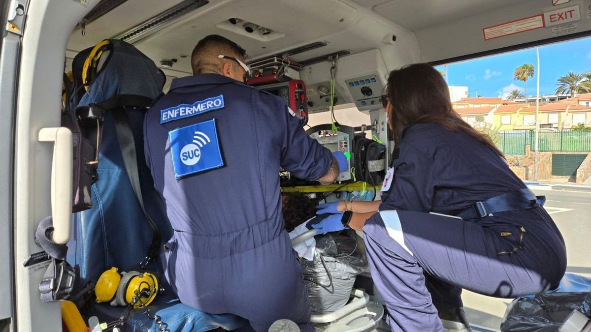 Dos ambulancias y un helicóptero para salvar a un hombre hallado con una herida quirúrgica abierta en plena calle