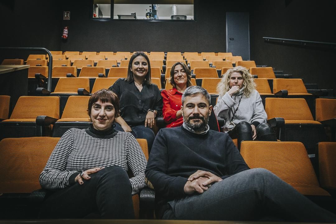 De izquierda a derecha, de arriba a abajo, la directora de operaciones de Maldita.es, Ximena Villagrán Barillas; la vicedecana y profesora de la Facultad de Comunicación y Documentación de UMU, Leonarda García Jiménez; la redactora jefa de La Opinión de Murcia, Lola García; la directora de elDiario.es Región de Murcia, Elisa Reche; y el director de Contenidos en la Cadena Ser en la Región de Murcia, Lázaro Giménez