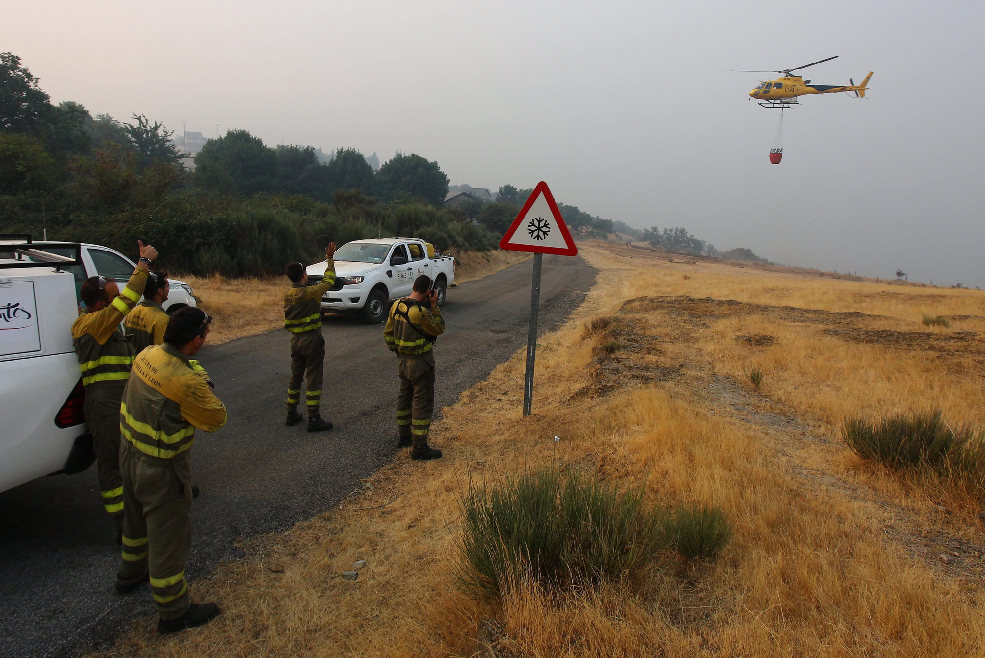 Medios aéreos y de tierra coinciden en el incendio de San Cristobal de Valdueza.