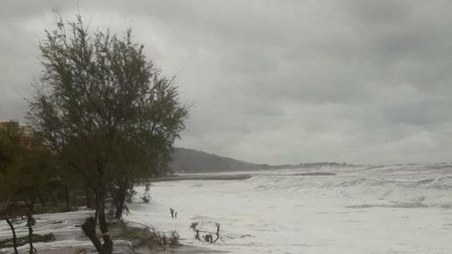 El temporal arrasa las playas del Levante almeriense justo antes de la Semana Santa
