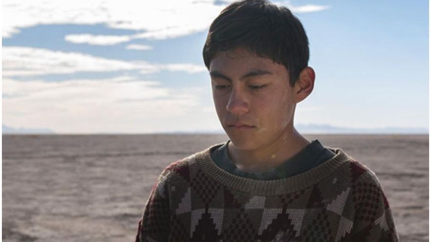 Escena de la película La Caja con su protagonista Hatzin y la búsqueda de su padre