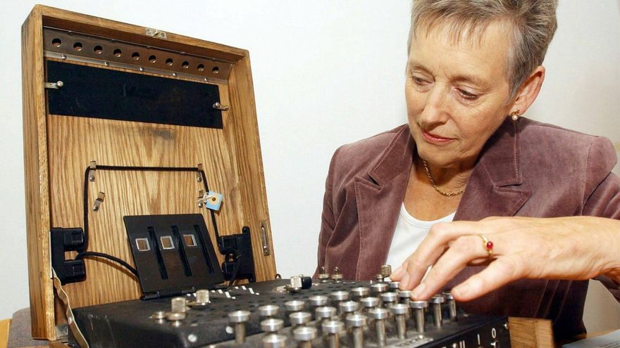 Muere Stella Rimington, la primera directora del MI5 e inspiración de 'M' en la saga Bond