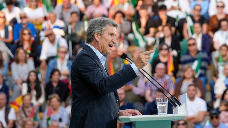 El presidente del Partido Popular, Alberto Núñez Feijóo interviene en el mitin de precampaña de las elecciones andaluzas, a 29 de abril de 2026 en Roquetas de Mar, Almería (Andalucía, España).