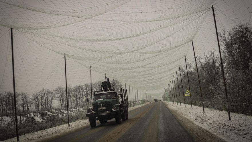 La carretera que conecta Jarkov como Balakiya, la misma que finaliza en Kramatosk, protegida con redes antidrones.