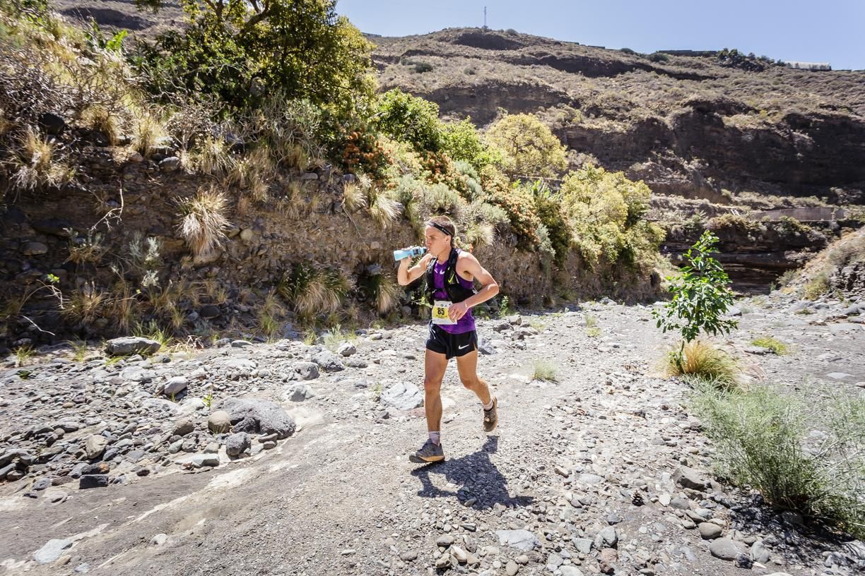 Un atleta ingiere líquidos para combatir la deshidratación. Foto: MIGUEL ÁNGEL LÓPEZ GALÁN.