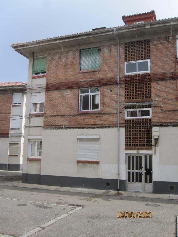 Fachada de la vivienda de Adif que sale a subasta en León.
