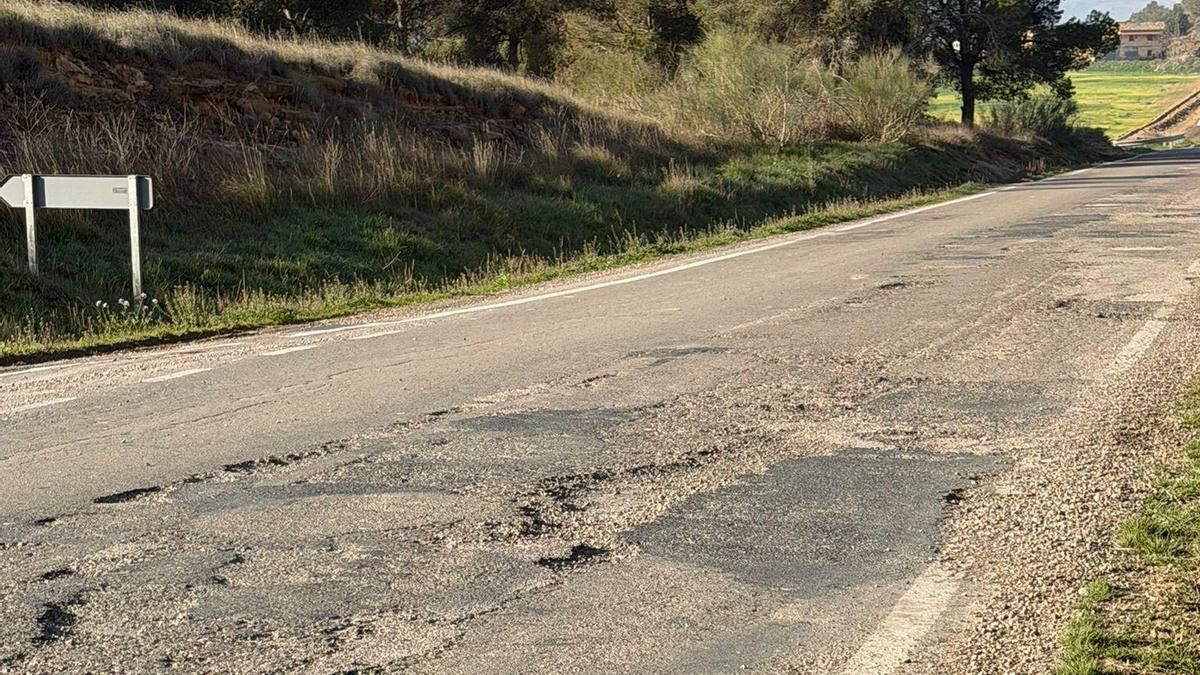 Baches, desprendimientos y pinchazos: el deterioro de las carreteras secundarias alarma a varios pueblos de Huesca