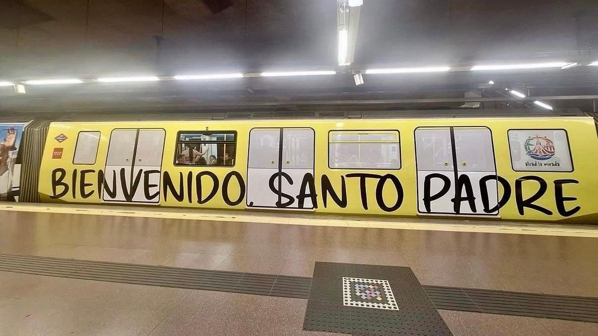 Uno de los trenes rotulados de la L4 del Metro de Madrid con motivo de la visita del Papa