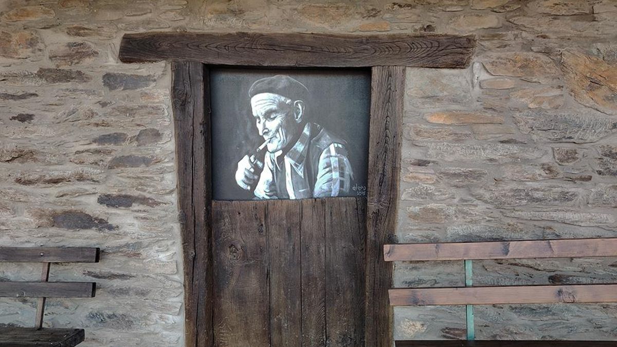 La iniciativa que ha llenado este pueblo de Asturias con murales para homenajear a sus 12 habitantes
