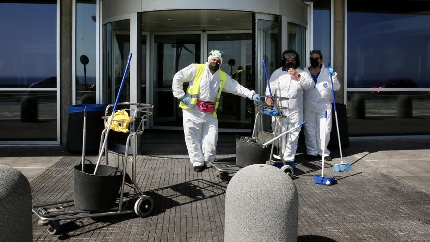 María Jesús, Conchi y Rosi, limpiadoras del aeropuerto de La Palma. (ALEJANDRO RAMOS)