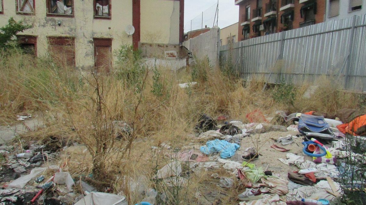 Ropa sucia y otros residuos en el patio trasero del antiguo colegio Fernán Caballero