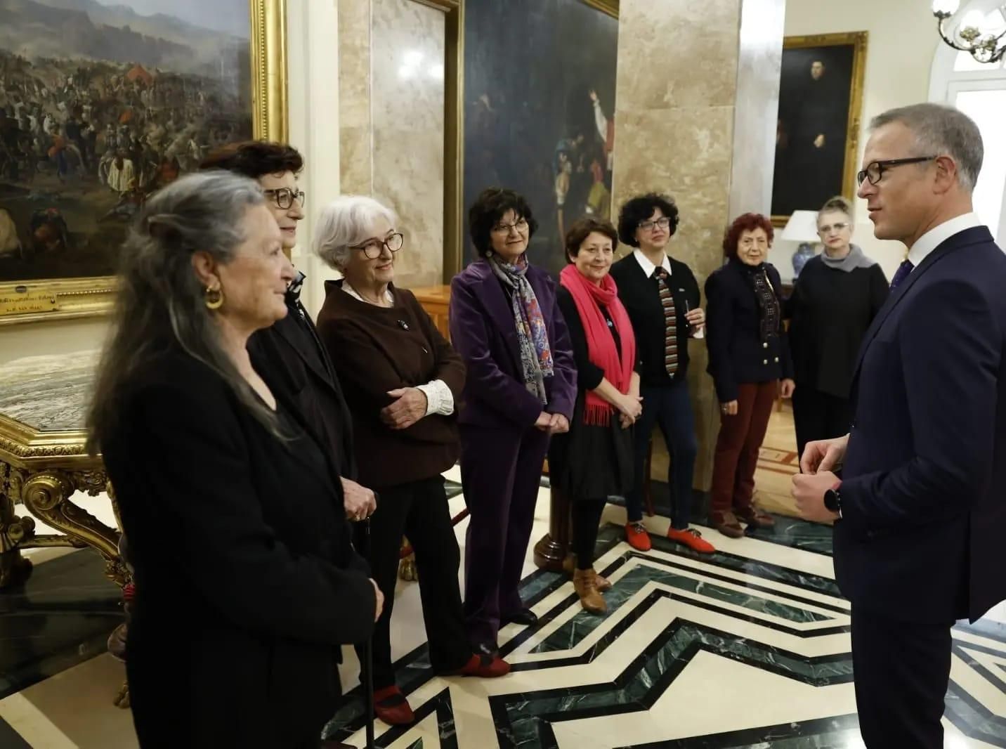 Ander Gil conversa con las autoras que participaron en el acto.