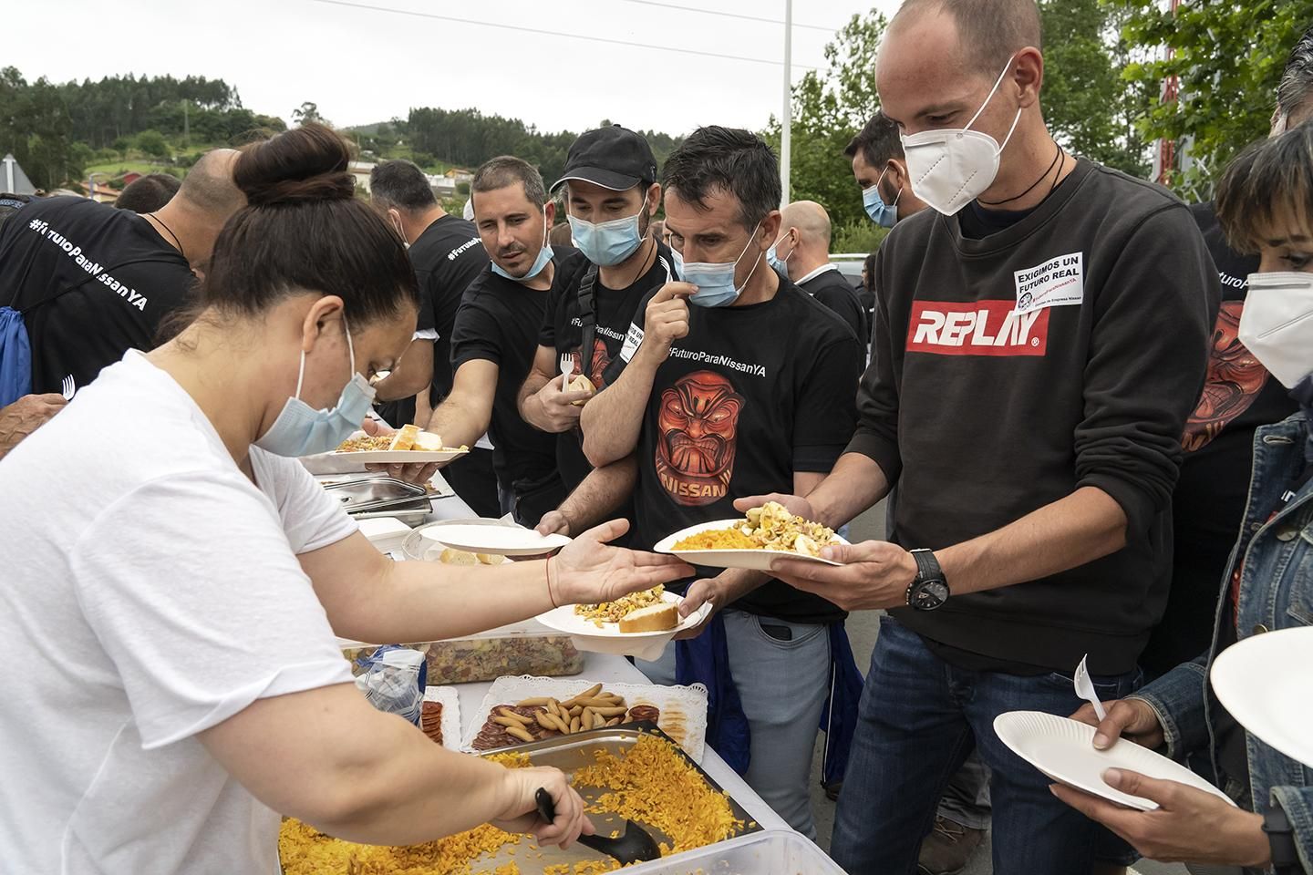Trabajadores de Nissan en Barcelona se manifiestan en la fábrica de Los Corrales de Buelna. | JOAQUÍN GÓMEZ SASTRE