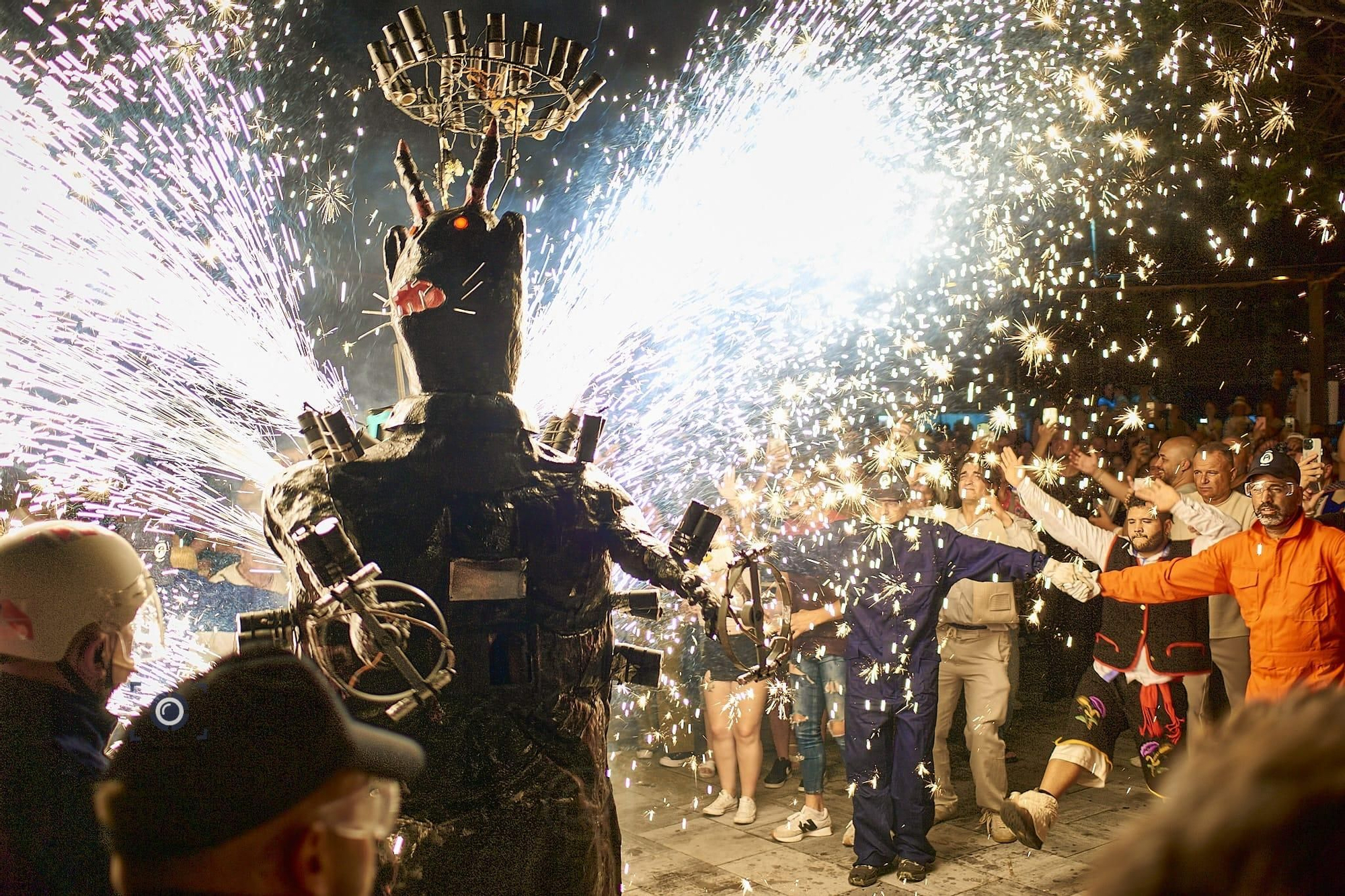 El baile de 'El Gato Belial' este sábado en El Socorro. JOSÉ F. AROZENA