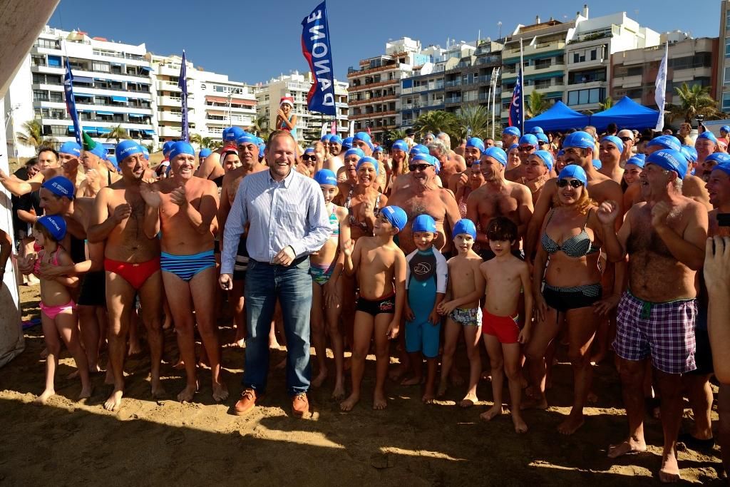 Chapuzón en Las Canteras (TONY HERNÁNDEZ)