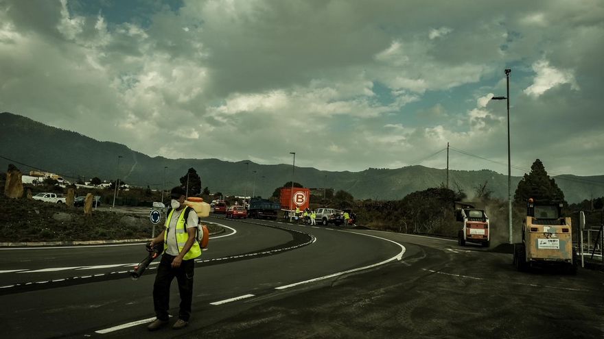 Labores de limpieza de ceniza en las carreteras de La Palma este martes. / FOTO: ANKOR RAMOS