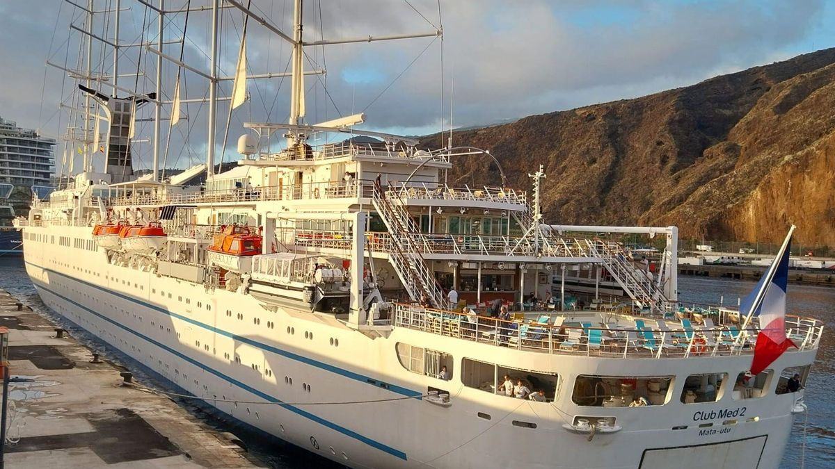 El velero-crucero ‘Club Med 2’, este jueves, en el puerto de Santa Cruz de La Palma.