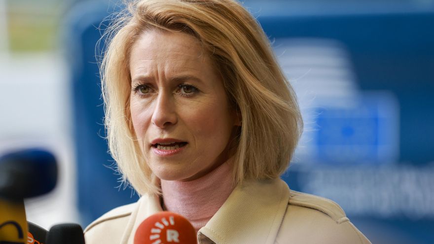 La alta representante de la Unión Europea para Asuntos Exteriores y Política de Seguridad, Kaja Kallas, habla con los medios de comunicación a su llegada a una reunión del Consejo de Asuntos Exteriores en la ciudad de Luxemburgo, Luxemburgo, el 21 de abril de 2026. EFE/EPA/Olivier Hoslet
