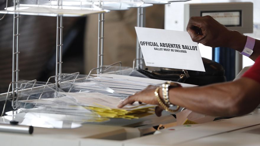 Un trabajador maneja el procesamiento y la verificación de votos  en el Departamento de Elecciones y Registro del Condado de Fulton en State Farm Arena en Atlanta, Georgia, EE.UU.,  este 5 de noviembre de 2020. EFE/EPA/ERIK S. LESSER