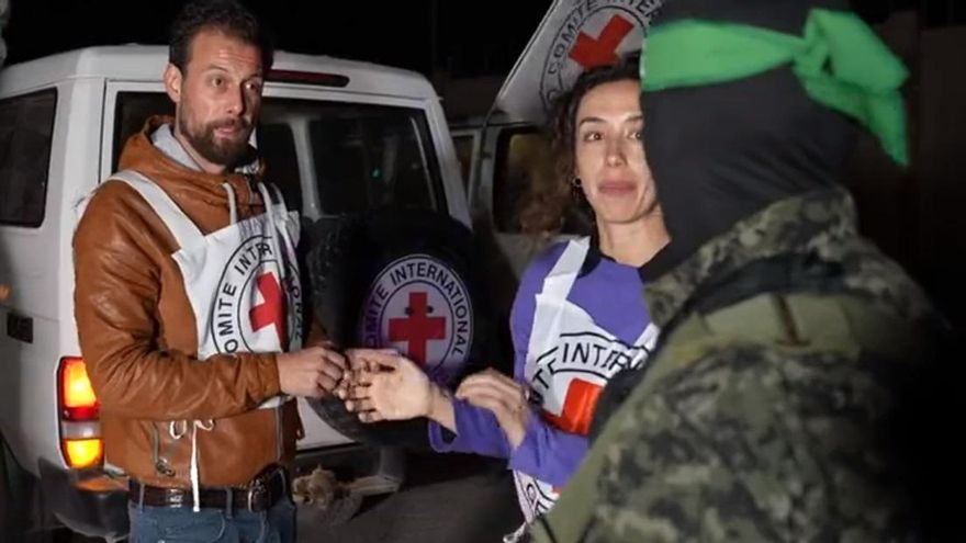 Un video muestra el momento de la entrega de los prisioneros liberados por Hamas