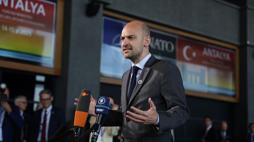 El ministro de Asuntos Exteriores francés, Jean-Noel Barrot, habla con los medios de comunicación a su llegada a la reunión informal de ministros de Asuntos Exteriores de la Organización del Tratado del Atlántico Norte (OTAN), en Antalya, Turquía, el 15 de mayo de 2025. (Turquía) EFE/EPA/ERDEM SAHIN