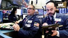 Comerciantes trabajan en Wall Street en Nueva York (EE.UU.).