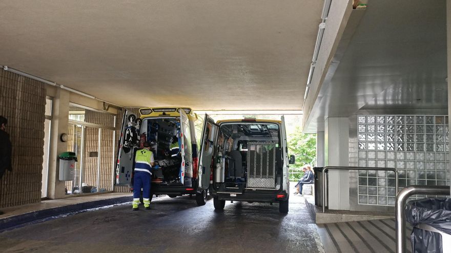 Ambulancia ante el servicio de Urgencias del Hopsital de Galdakao