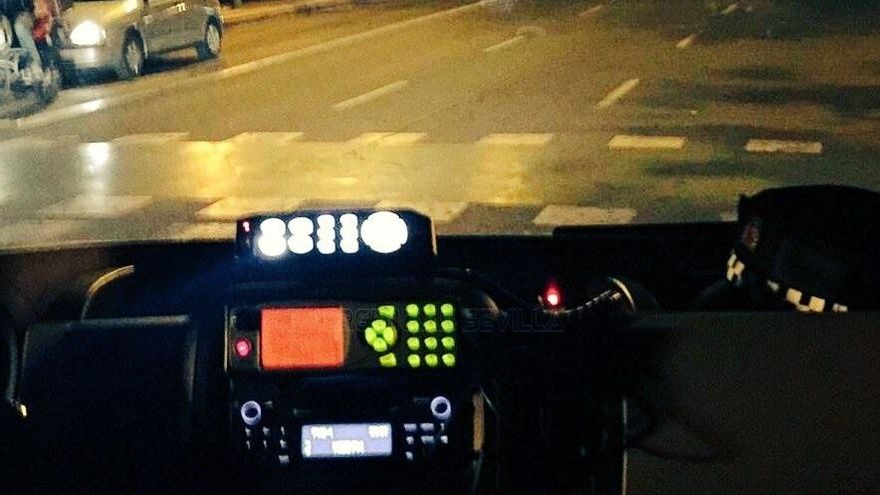 Interior del coche de la Policía Local